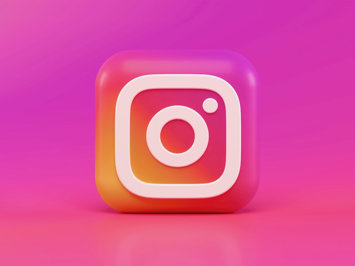 Телефон с отворен Instagram профил на малък бизнес